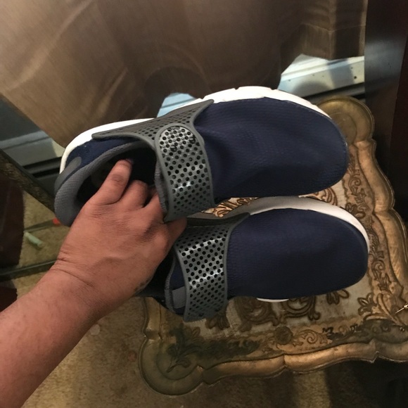 Womens Size 5 Nike Running sneakers - Picture 4 of 5